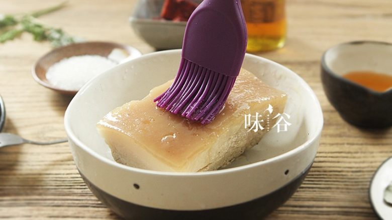 粉葛蒸扣肉,在肉皮表面刷上一层<a style='color:red;display:inline-block;' href='/shicai/ 865'>蜂蜜</a>;