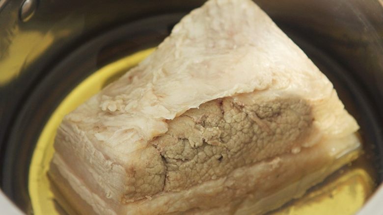 粉葛蒸扣肉,锅内放入适量油,把肉皮朝下,放进去炸至肉皮金黄;