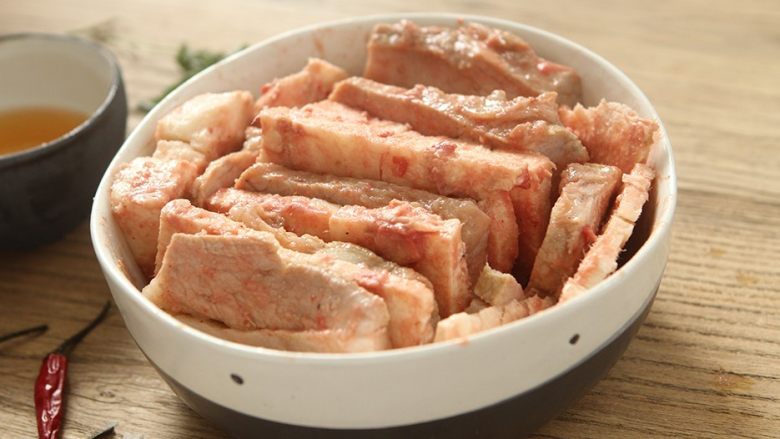 粉葛蒸扣肉,找一个深点的大碗,一片粉葛一片五花肉排好,肉皮朝下;