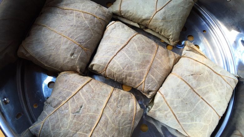 荷叶糯米鸡,放进蒸笼里大火蒸20分钟左右,熄火后10分钟再开盖,让饭团更好的吸收荷叶的香味