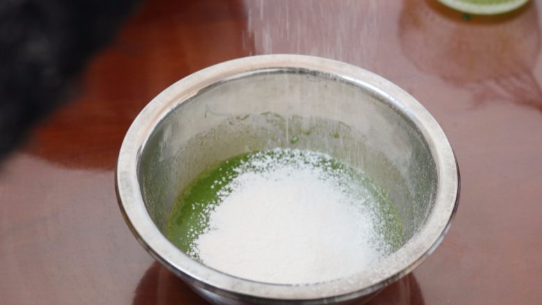 菠菜草莓奶油卷,5.筛入低筋面粉拌匀备用