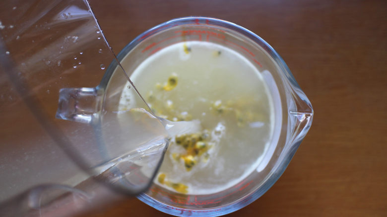 5款瘦身养颜果汁食谱拿走,立马让你变苗,将榨好的雪梨汁与百香果果肉混合即可
