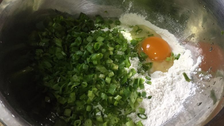 葱香芝士卷饼,再把切好的小葱,也放入到盆里;