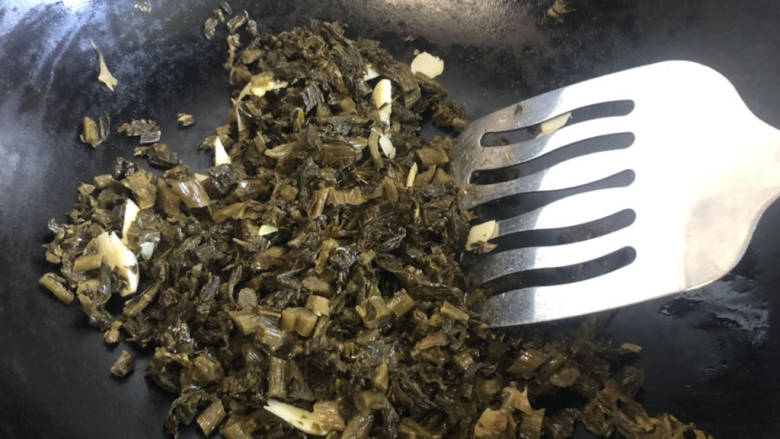 雪菜蒸带鱼,咸菜洗干净切碎,锅了放少许油炒一下后关火盛出来备用。