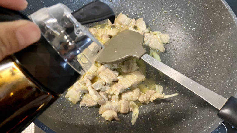五花肉焖饭,加一茶匙老抽,翻炒上色