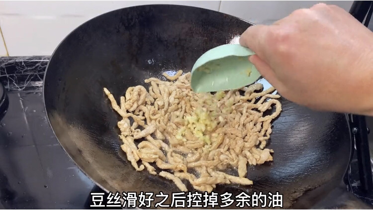 年夜饭寓意菜孔雀开屏,滑熟的肉丝控出多余的油放入蒜末