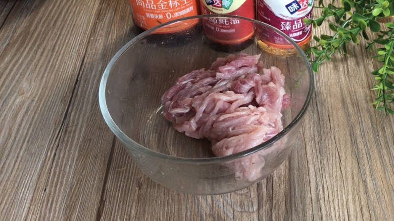 鱼香肉丝,将瘦肉洗净，切成细丝，装入容器中