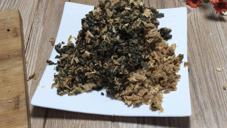 梅干菜猪肉馅饺子,梅干菜洗净,切碎备用