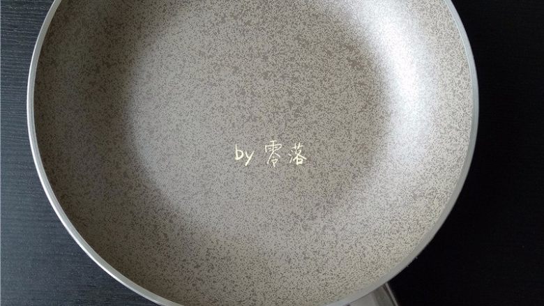 葱香蚕豆,备好不粘锅;