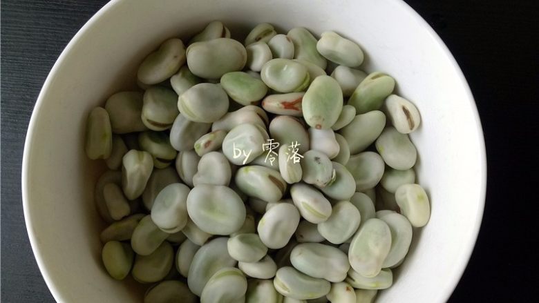 葱香蚕豆,将蚕豆捞出;