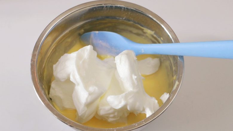 淡奶油戚风蛋糕(后蛋法),取1/3蛋白霜加入蛋黄糊的盆中,翻拌均匀