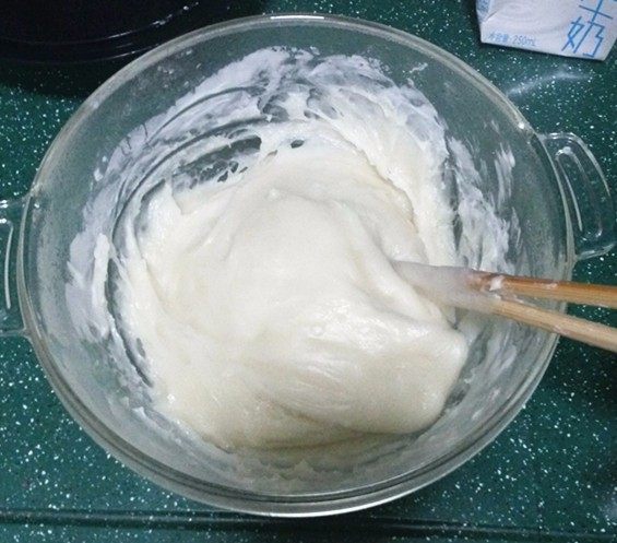 草莓大福,继续:高火1分名钟,取出:上下搅拌几下,此时面团颜色开始转变