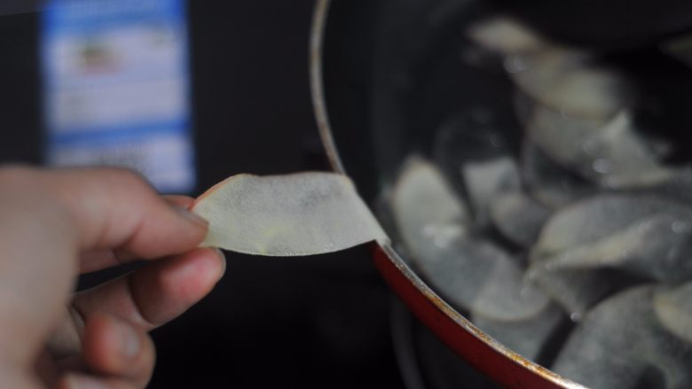 苹果花土司盒,把苹果片拿起,从锅的边缘拉出来,去除多余的糖水