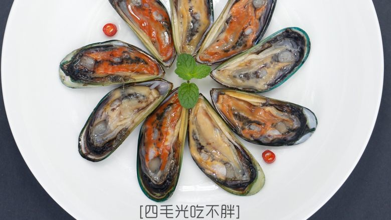 蒜蓉蒸青口贝,<a style='color:red;display:inline-block;' href='/shicai/ 6035'>青口贝</a>洗干净；