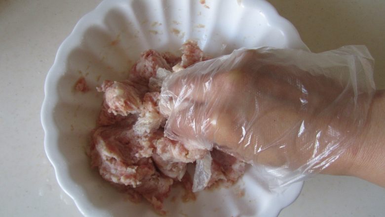 杂蔬冬瓜烧土豆丸,加入土豆泥,带上一次性手套将它们搅拌均匀;