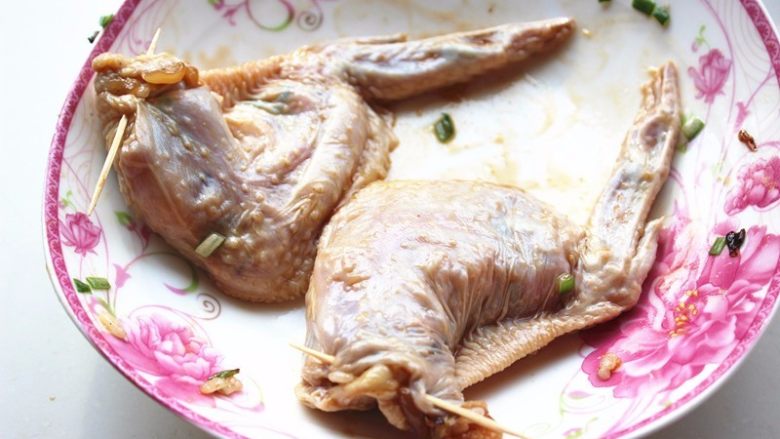 烤翅包饭,炒饭不要装太满,因为烤熟后鸡翅会缩。