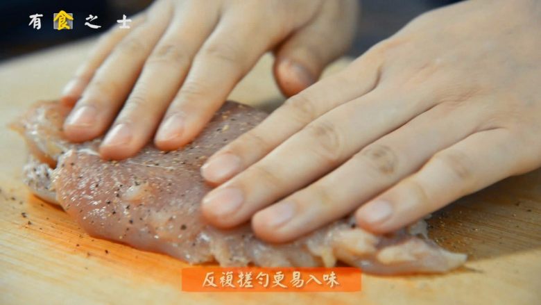 比“摔跤吧爸爸”更好吃的香煎鸡胸肉,轻微按摩均匀,静置一旁备用