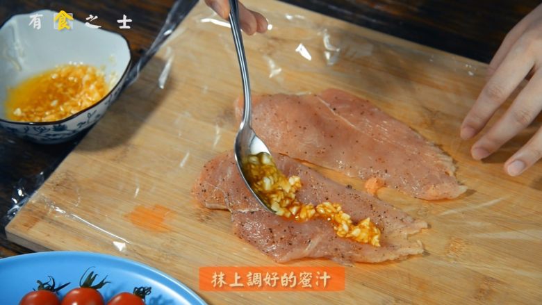 比“摔跤吧爸爸”更好吃的香煎鸡胸肉,将鸡胸肉铺在保鲜膜上，将酱汁均匀的涂抹在鸡肉上~