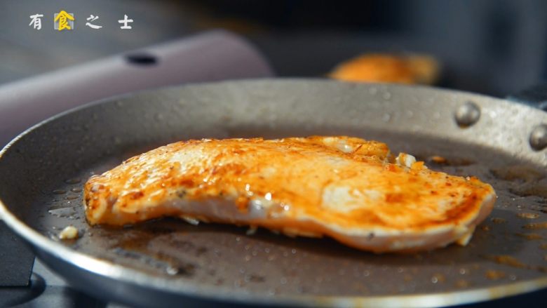 比“摔跤吧爸爸”更好吃的香煎鸡胸肉,将鸡肉连同酱汁一起倒入锅中,煎至两面金黄即可。