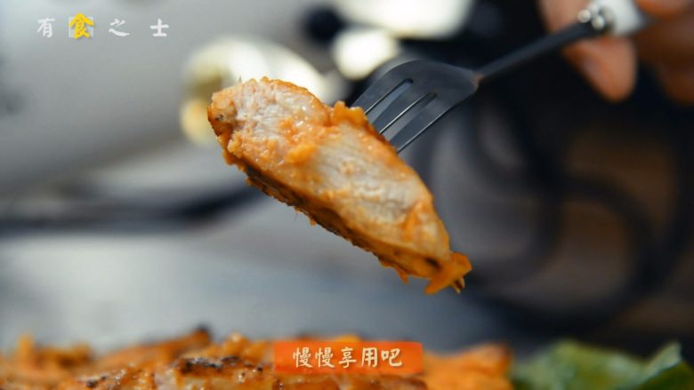 比“摔跤吧爸爸”更好吃的香煎鸡胸肉,如果腌制的时候，盐放多了，可以配着三明治或者沙拉一起吃，如果太淡的话，可以蘸酱吃~