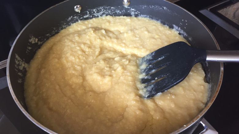 家庭自制绿豆糕,把绿豆泥,放入平底不粘锅中,小火,慢熬;