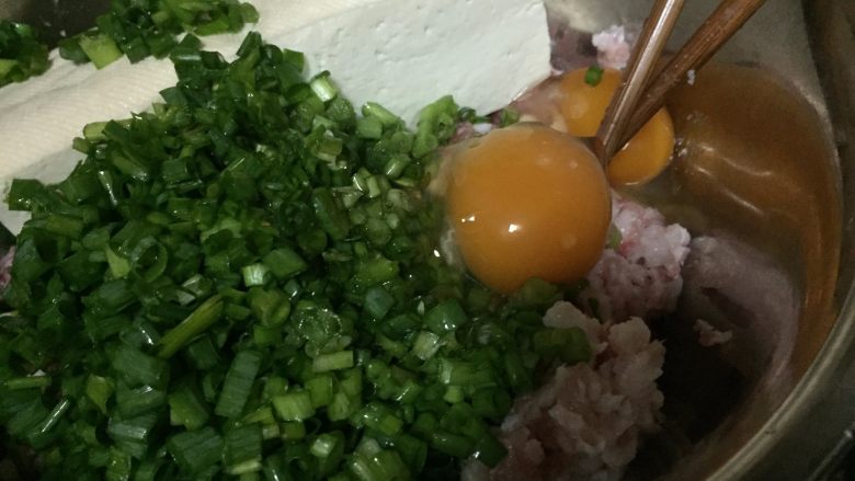 豆腐肉煎饼,
打入二个<a style='color:red;display:inline-block;' href='/shicai/ 9'>鸡蛋</a>;