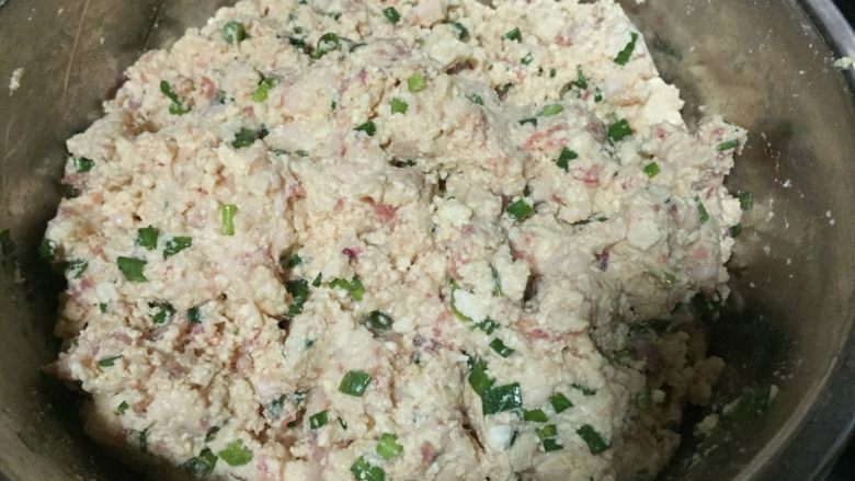 豆腐肉煎饼,
然后,把豆腐、肉、还有葱,一起搅拌,均匀;上劲;静置一会;
