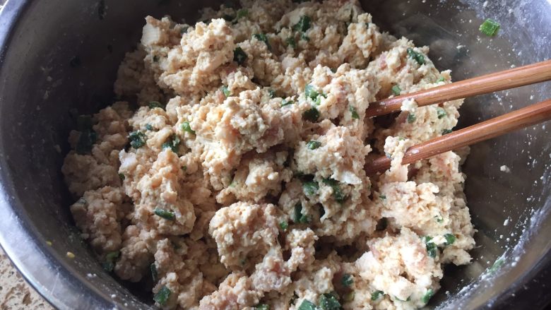 豆腐肉煎饼,大概10分钟这样,再搅拌下;