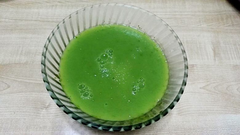 彩色猪皮冻,待程序结束后将加工好的绿色皮冻稍微冷却下,倒入容器晾凉即成(玻璃容器不要倒太热的)。