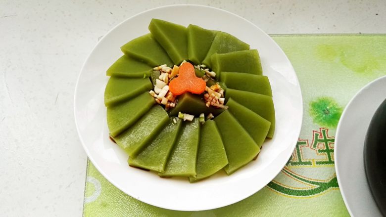 彩色猪皮冻,切片装盘,浇上蒜泥、生抽、醋、香油调成的料汁拌匀更美味爽口!