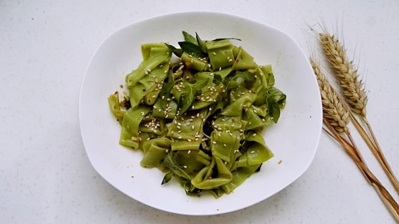 百变面食之翡翠凉皮（不洗面简易版）,撒上<a style='color:red;display:inline-block;' href='/shicai/ 141765'>熟芝麻</a>既可开吃。