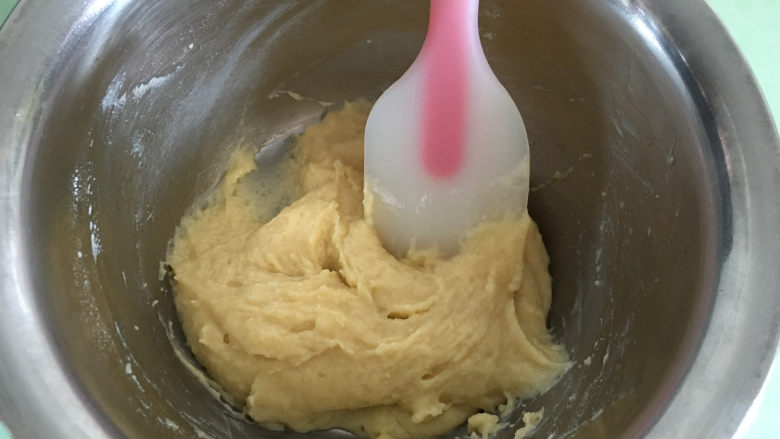 斑马纹戚风蛋糕,用硅胶刀进行十字形的切割搅拌,搅拌至没有干粉。