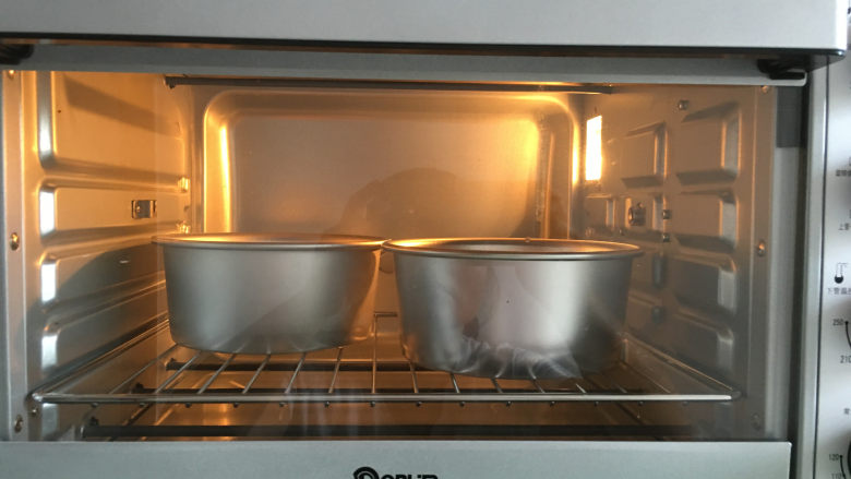 斑马纹戚风蛋糕,放入提前预热的烤箱中进行烘烤,温度为150度,时间为50分钟。
