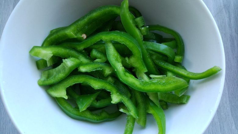 麻辣炒猪肚,<a style='color:red;display:inline-block;' href='/shicai/ 8778'>尖椒</a>去芯,切细条