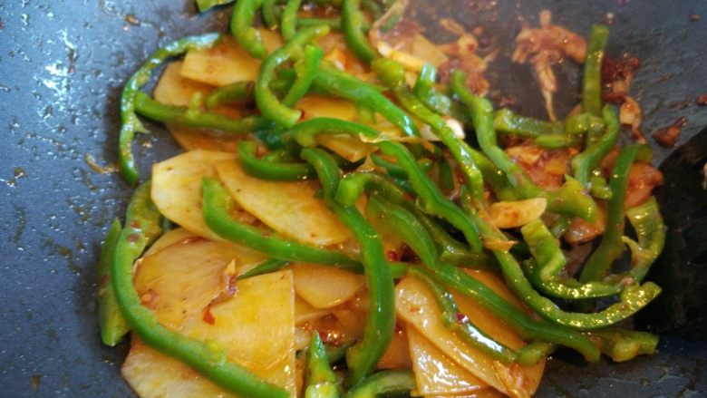 麻辣炒猪肚,加盐炒匀。我习惯分步加盐,更容易炒匀和入味,也可以一次性加盐,这个根据个人习惯来吧