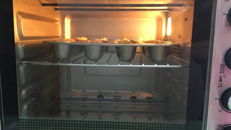 杏仁片小面包,放入提前预热的烤箱中进行烘烤,温度为170度,时间为23分钟。表面颜色够了盖锡纸。