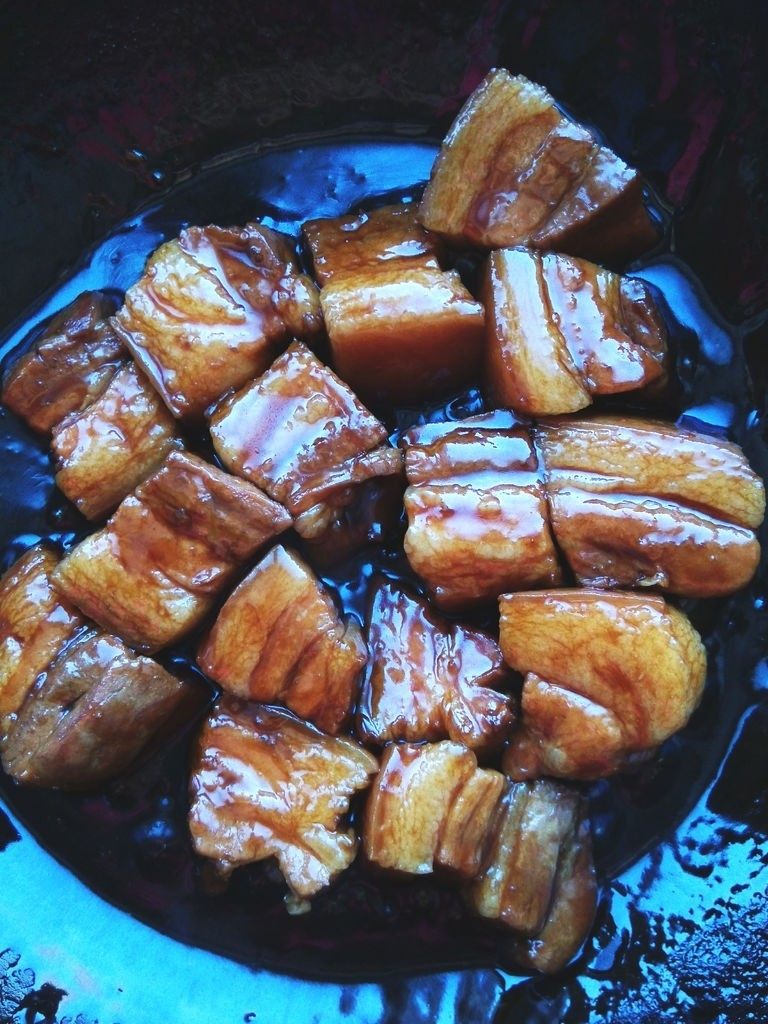 家常东坡肉,将肉皮面朝上装入小砂锅陶罐中,收汁即可