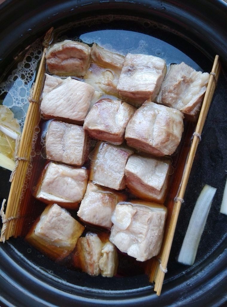 家常东坡肉,加<a style='color:red;display:inline-block;' href='/shicai/ 882'>红糖</a>、白糖、盐、蒸鱼豉油、绍酒和八角,表面放点儿葱段。