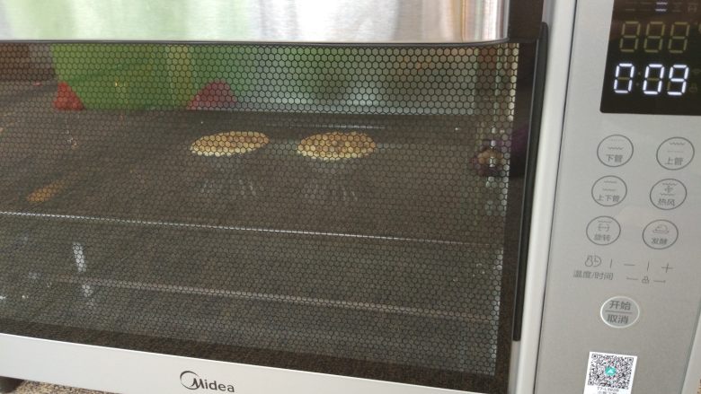 迷你水果挞,内芯放少许黄豆或其他重物,以免烤的时候底部鼓起。入预热好的烤箱中层,上下火160度烤10分钟左右