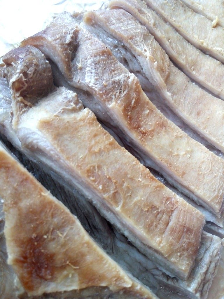 土豆烤羊排, 用刀在肉厚的部分切一下,能看到肉的内部已经八九成熟了,一会儿把酱料刷在这些切开的缝里,有助于入味
