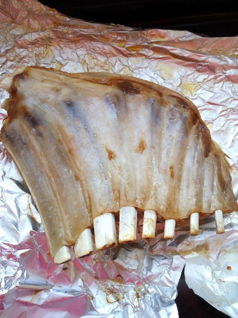 土豆烤羊排,去除锡纸,把烤的过程中出的汤汁和油倒掉