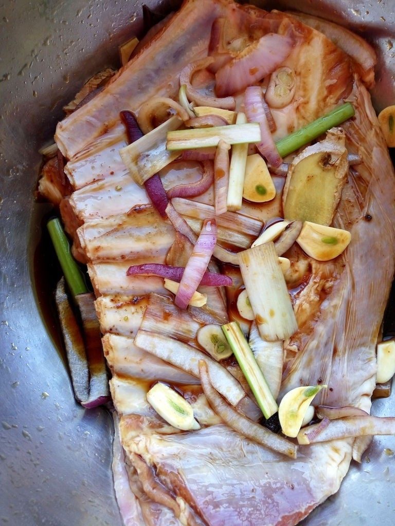 土豆烤羊排,腌制:将酱汁刷在羊排上,腌制1-2小时,中途补刷几次酱汁