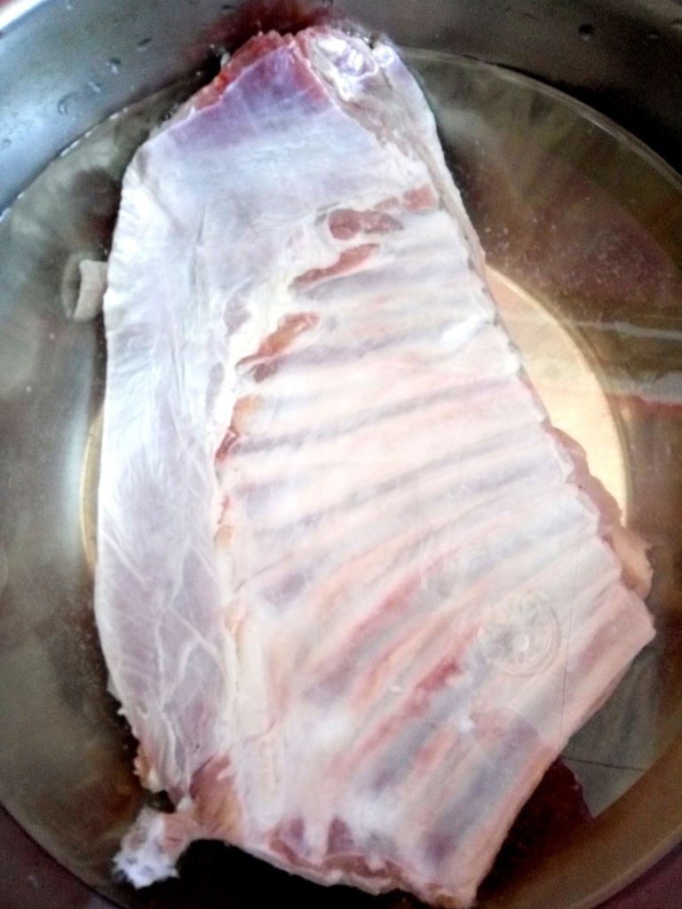 土豆烤羊排,备料:冷冻的<a style='color:red;display:inline-block;' href='/shicai/ 330'>羊排</a>自然解冻,泡去血水,洗净备用