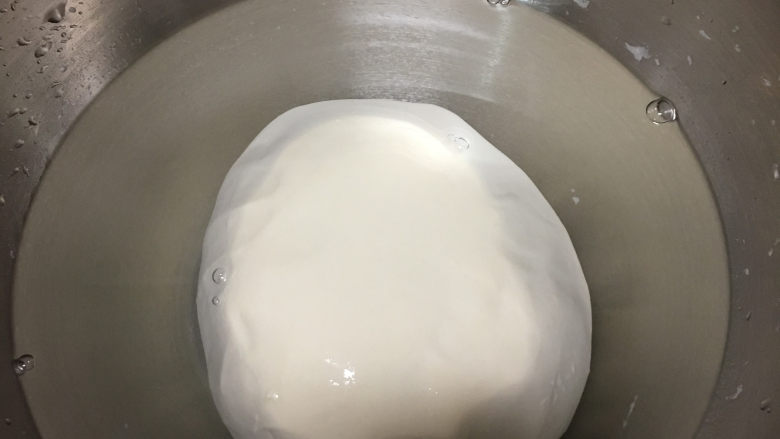 自制凉皮(洗面版),面团揉好后放入盆中醒面30分钟。(做凉皮我一般都是头天晚上先揉好面,把面洗了放冰箱静置一晚第二天做凉皮),面醒好后倒入500克水。