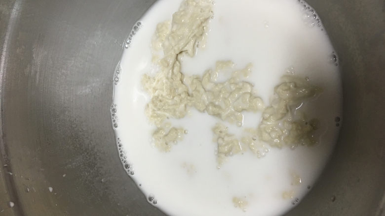 自制凉皮(洗面版),接着再倒入一部分水,这时可以倒入少量一些