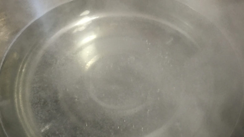 自制凉皮(洗面版),燃气上坐一盆水烧开,再准备一盆凉水,用来给做好的凉皮降温用。