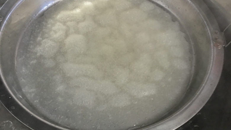 自制凉皮(洗面版),14.大约蒸1-2分钟,看凉皮起大泡就熟了。
