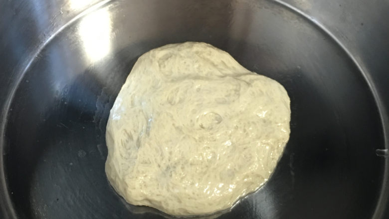 自制凉皮(洗面版),做完所有凉皮就可以蒸面筋,将洗出来的面筋放锅里蒸20分钟,这是凉水上锅开始蒸的时间。