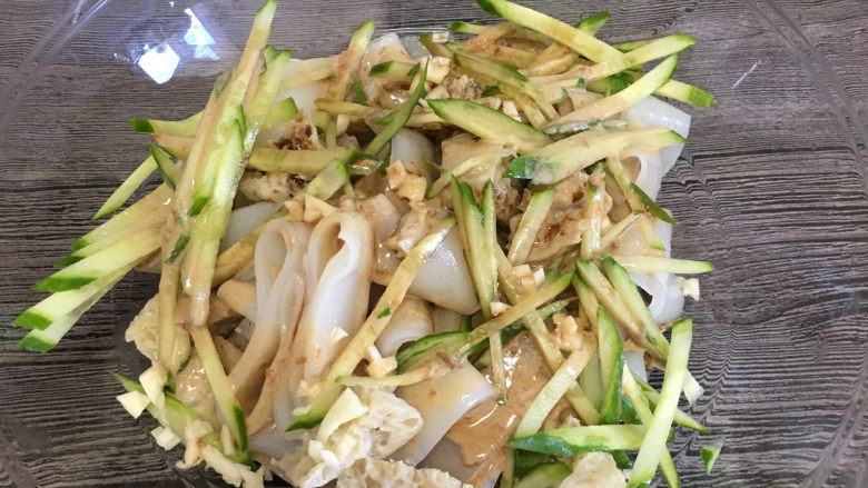 自制凉皮(洗面版),将材料在一个大盆中混合。