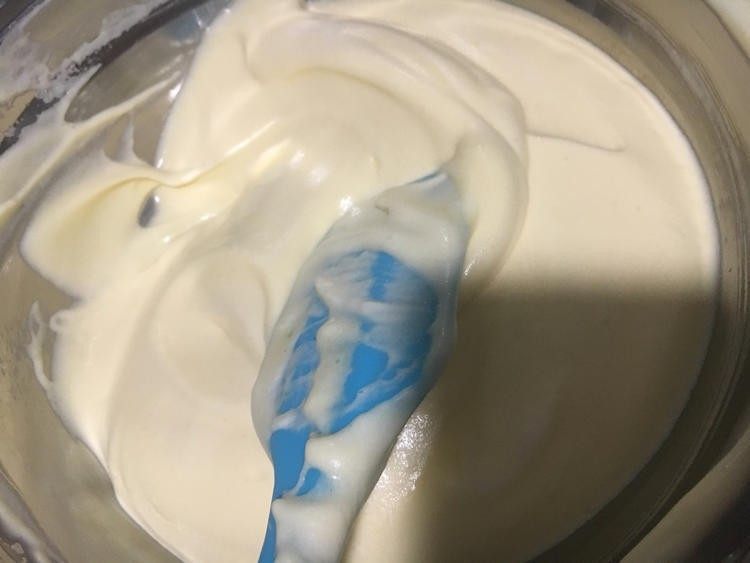 萨瓦林蛋糕,记住是翻拌喔,之前步骤是搅拌,翻拌弧度可以大一些快一些,次数少一些,尽快翻拌完以免消泡。